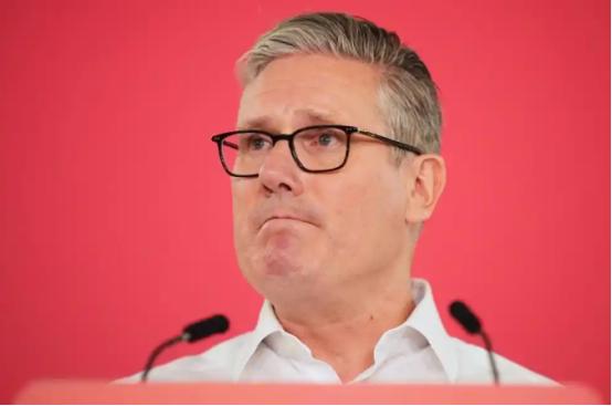 英国政坛炸了！71名工党议员集体逼宫，要求首相斯塔默立刻下台或给出离任时间表。更
