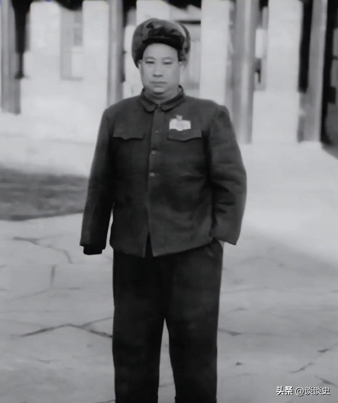 1947年，我军缴获一匹战马，贺龙一看特征脸色大变，当即下令：派一个师也要把马主
