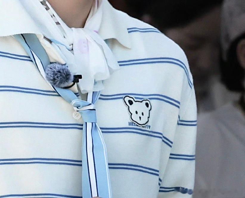 志鑫怎么给kitty贴了个小猫贴啊？？萌啊啊啊啊啊啊啊啊朱志鑫衣服上有hello