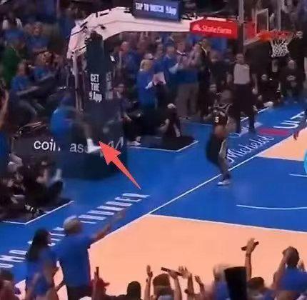 雷霆记者晒出卡斯尔推飞杰伦威视频今日NBA西部决赛天王山之战，雷霆主场迎战马刺。
