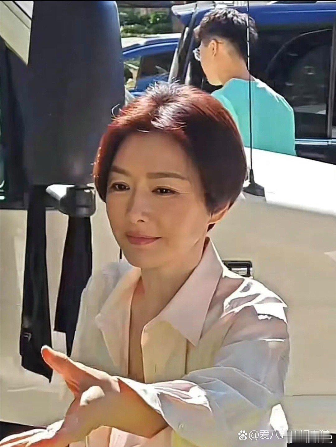 秦岚头发剪短后，一下子老了十几岁，还成为了毛阿敏。 ​​​
