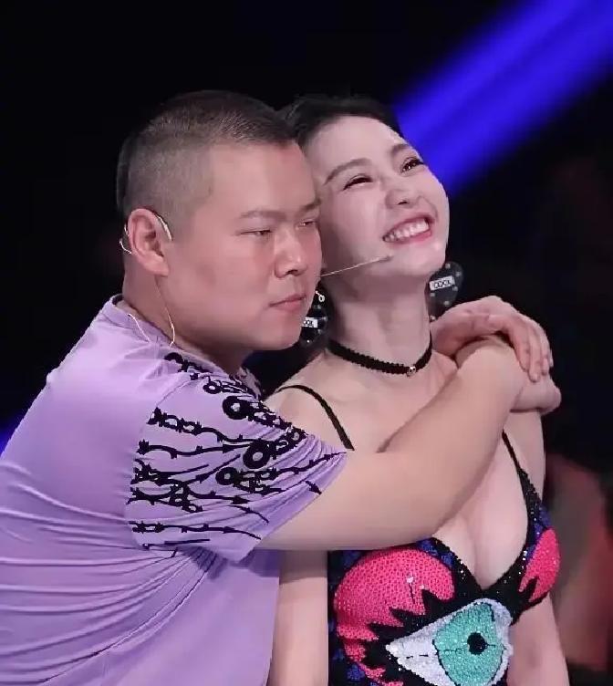 柳岩往后仰的那个瞬间，被镜头完整记录下来了。
不是剧本。
岳云鹏凑近，她身体下意