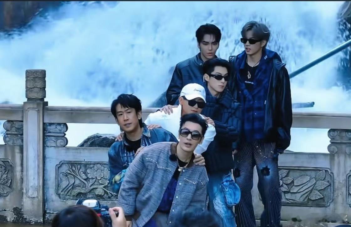 黄子韬进时代峰峻大楼黄子韬×刘耀文这个组合我是没想到的！“西南刘导”戴着狂拽耳麦