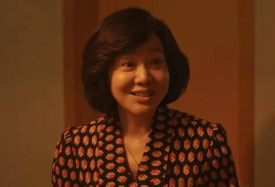 一开始黄玲和庄超英生气回了娘家，后来庄超英去接回来了。图南说外公家有电视，还带着