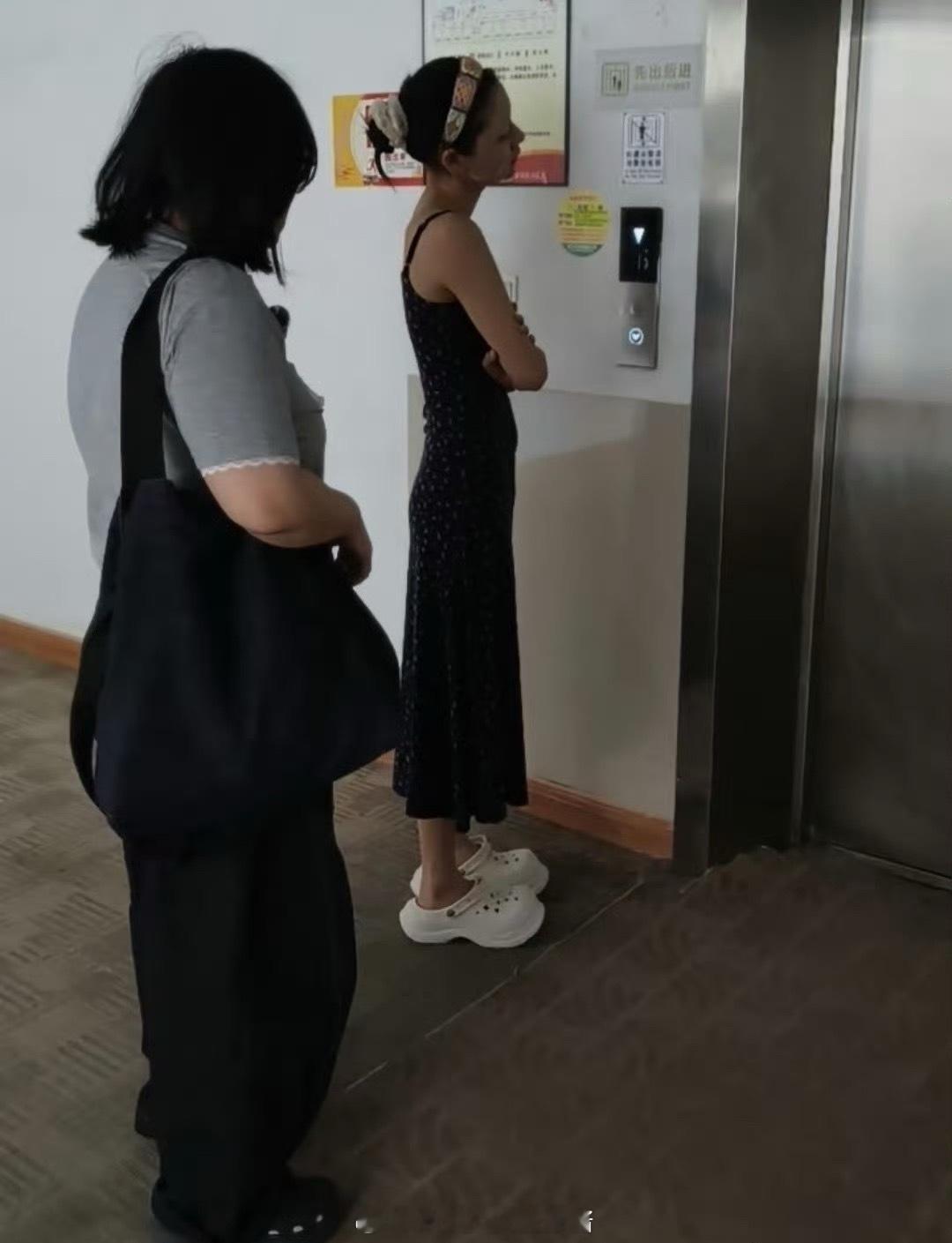 看她已经瘦成啥了，这胳膊细的，为了拍古装也付出了很多 ​​​