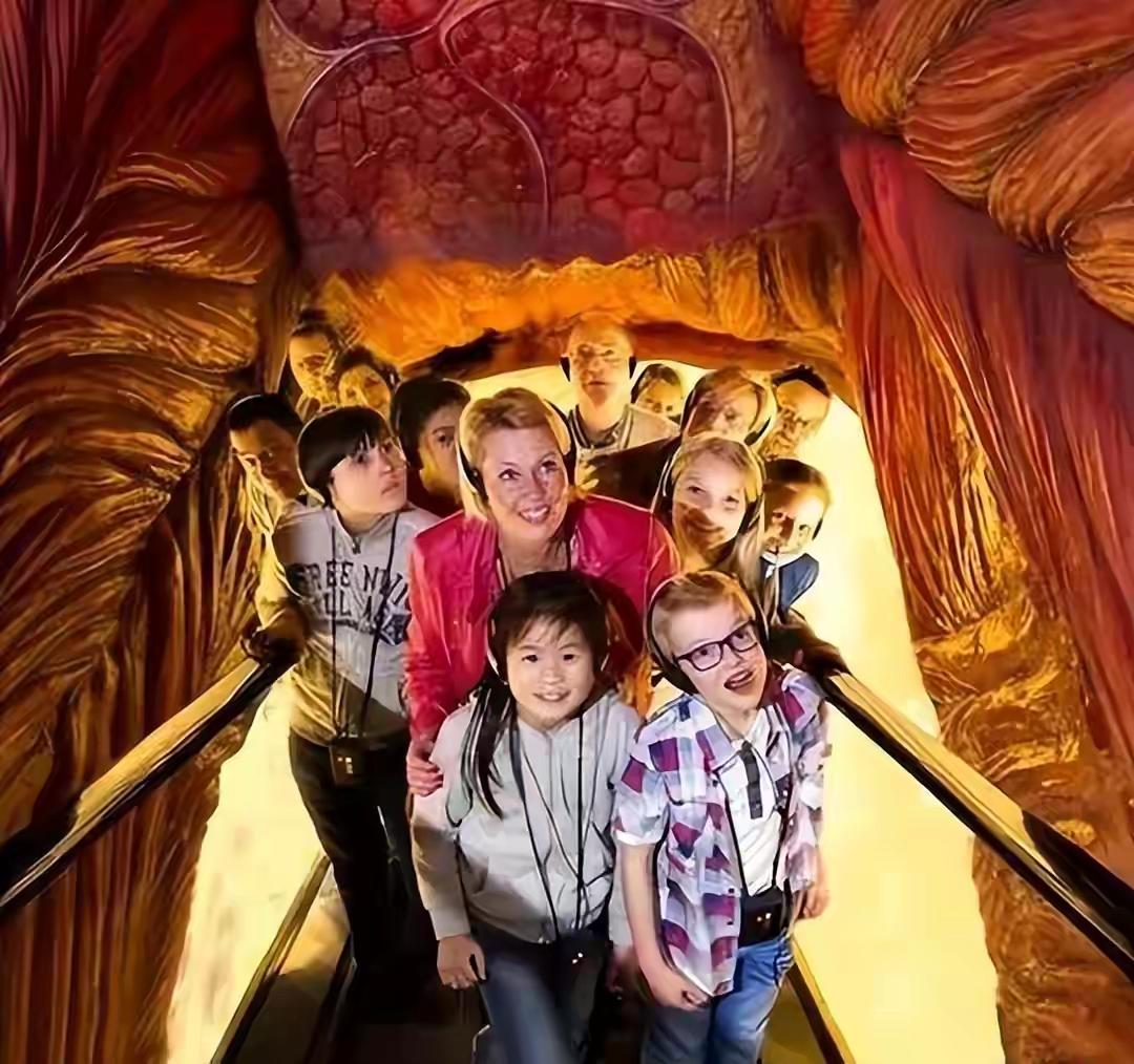 荷兰这个“重口味”博物馆，女游客捂着眼不敢看
 
你见过能让人钻进“人体”里逛一