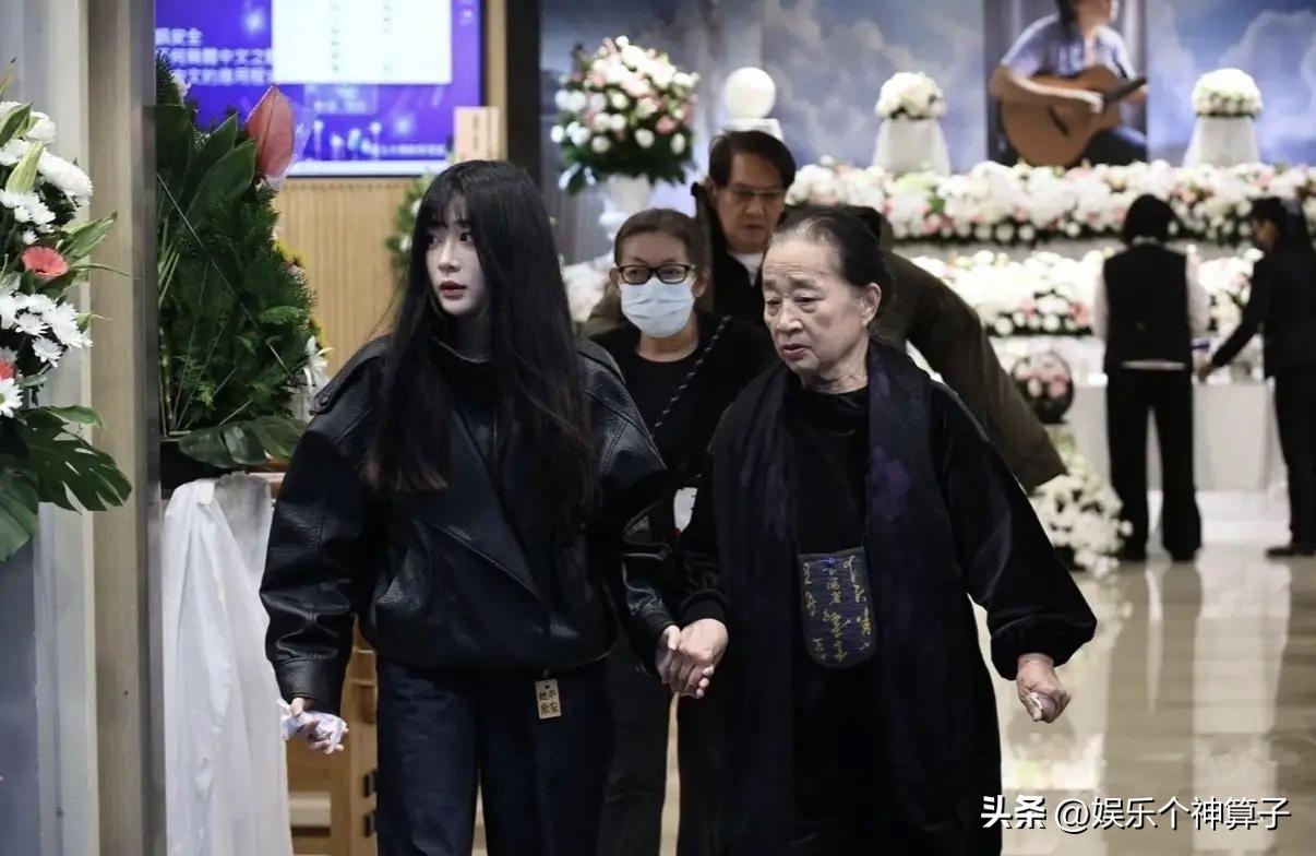 我滴乖乖！袁惟仁的丧葬费都是圈内好友帮忙支付……
说实话，如果不是看到媒体报道，