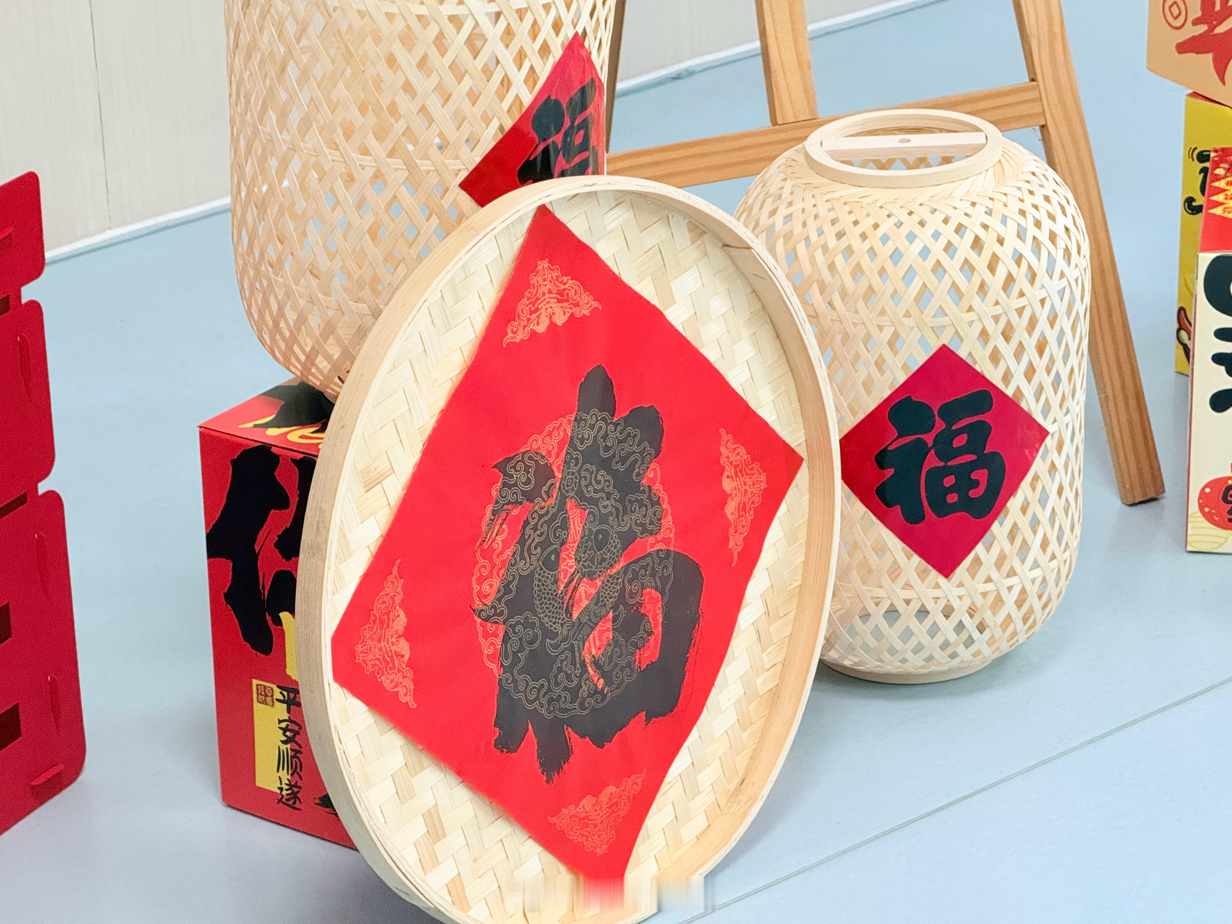 昨天干了1000公里到扬州，今天上午杀进大上海了来提前感受下上海的年味 