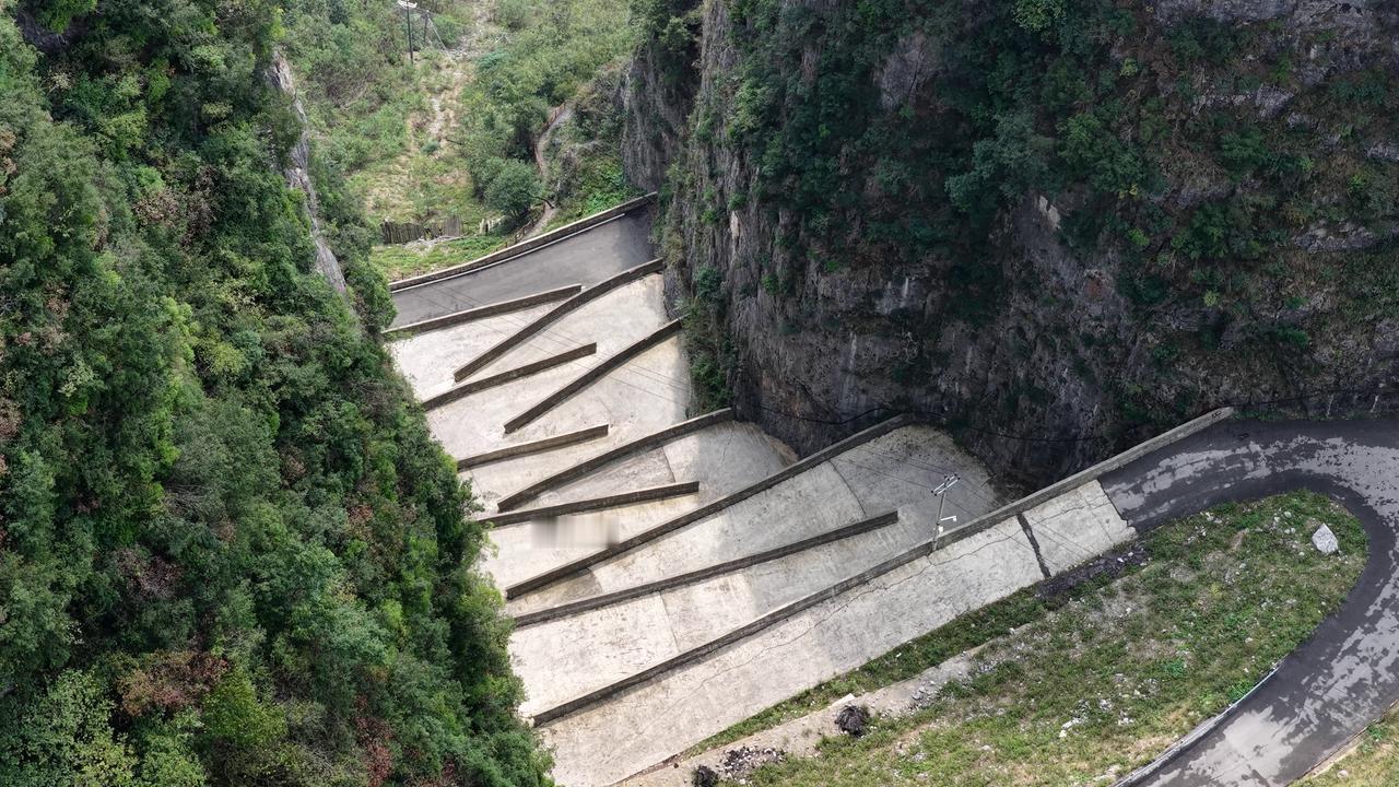 就算是老司机看到这个山路腿都发抖，453 米的路程藏着18 个180度的回头弯，