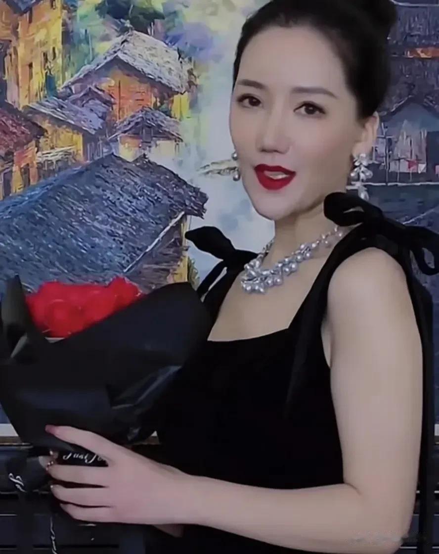 感觉这个叫曼曼的张兰前运营团队主播，一直都给人一种优雅高贵的感觉，一眼就觉得她是