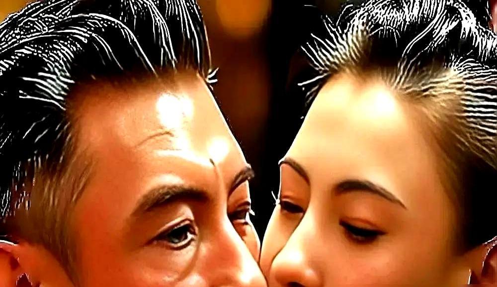 导演王晶手一挥，硬生生撕碎谢霆锋的客串通告。几米外，张柏芝正一边搅着铁锅给剧组小