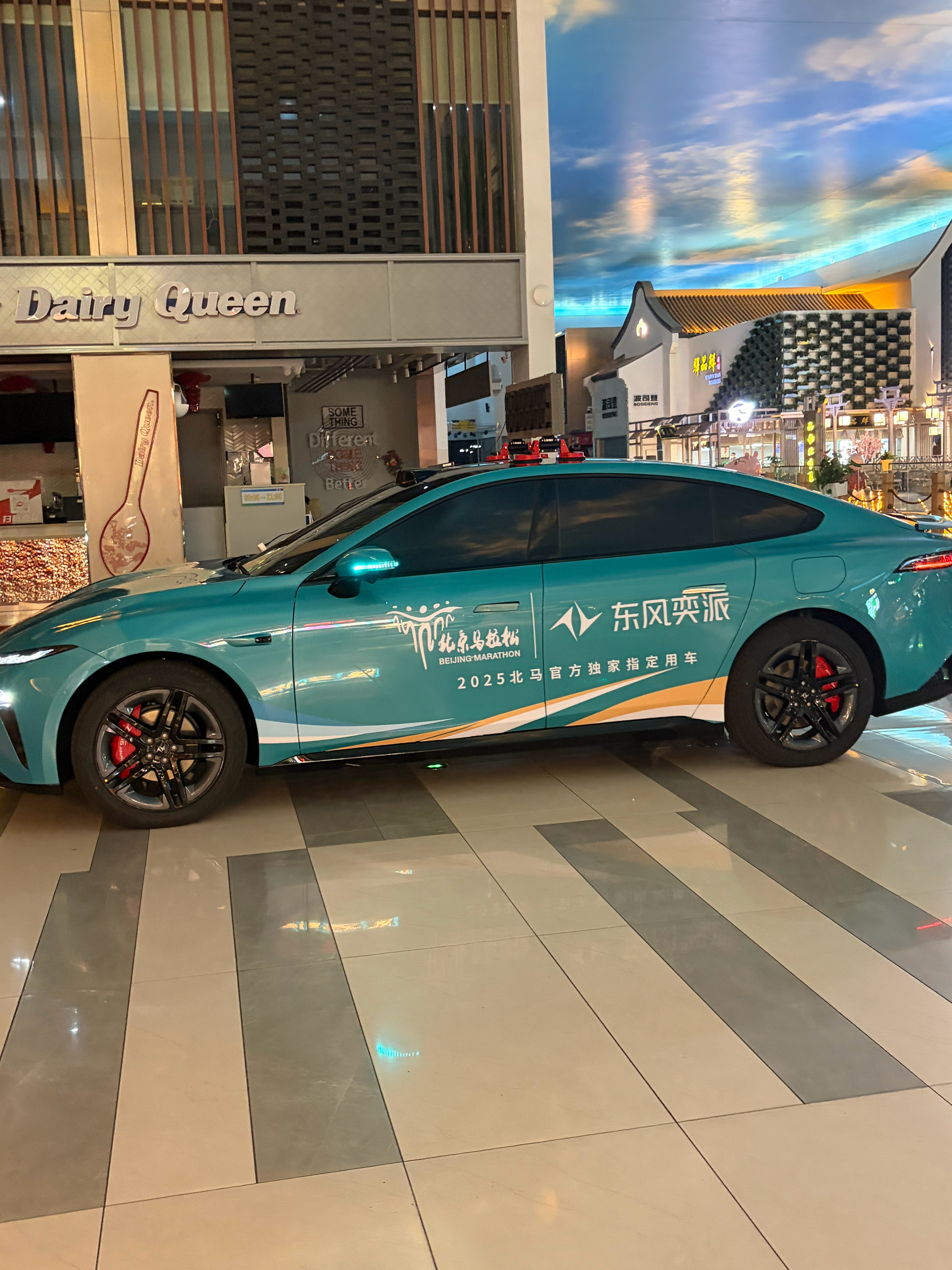 昨晚半夜到服务区 一进去发现里面停着一台车这颜色乍一看还以为是小米入驻服务区了呢