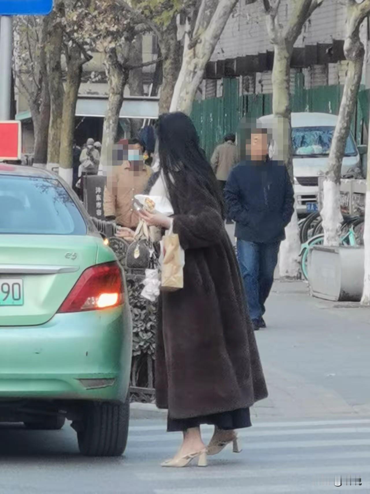 上面穿大貂，下面穿凉鞋，一时之间分不清季节