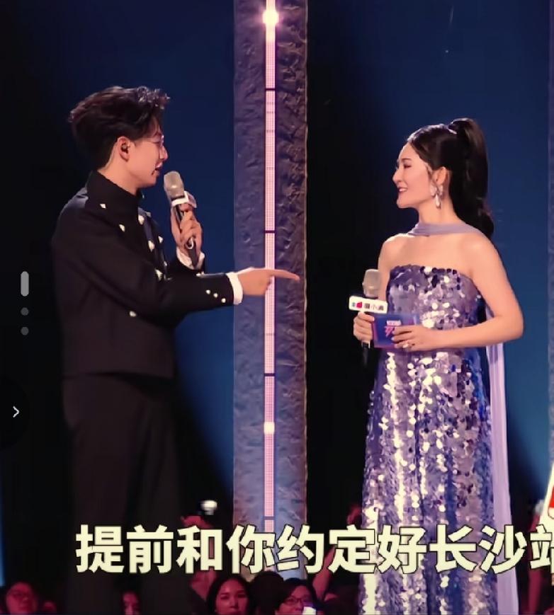 为什么谢娜开演唱会，比岳云鹏还招大众不满？

首先，岳云鹏一开始就大大方方的宣告