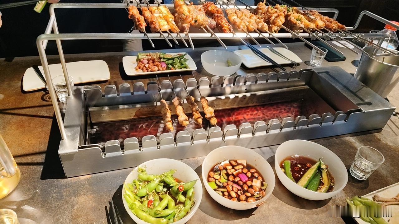 晒晒今天的午餐是羊肉串，午餐后去唱歌，我发现在歌曲方面我没有任何进步，还是会唱《