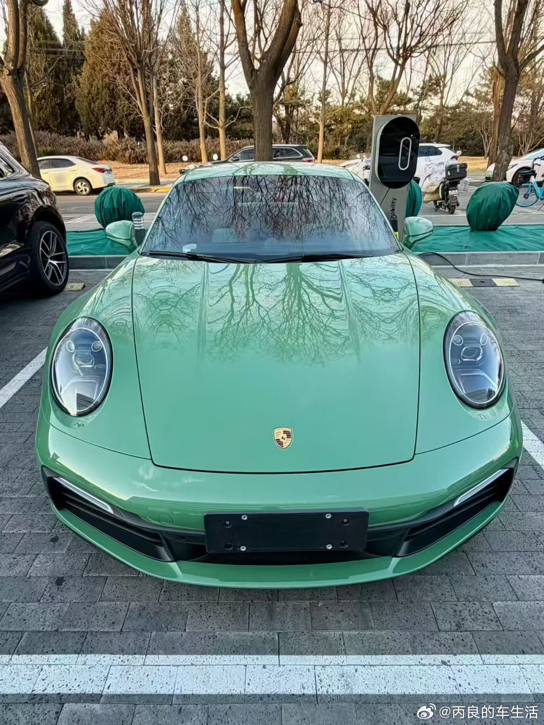 看到一台高定版本911，外观颜色就花了12万块钱 配千鸟格的内饰，真有品味，选配