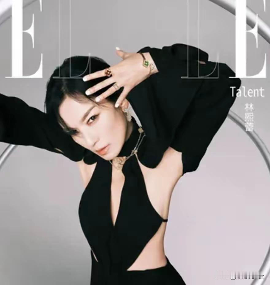 林熙蕾秀S曲线，50岁状态太绝！最近她拍杂志大片，黑西装真空、男式领带、白衬衫，