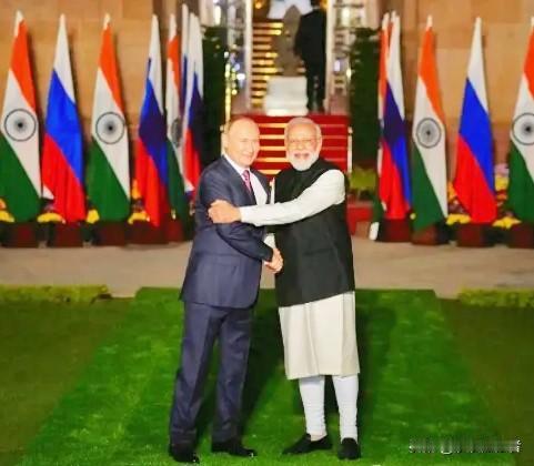 普京刚结束印度之行就抛出个让军迷都坐不住的“大新闻”，俄印直接拍板把140架苏 