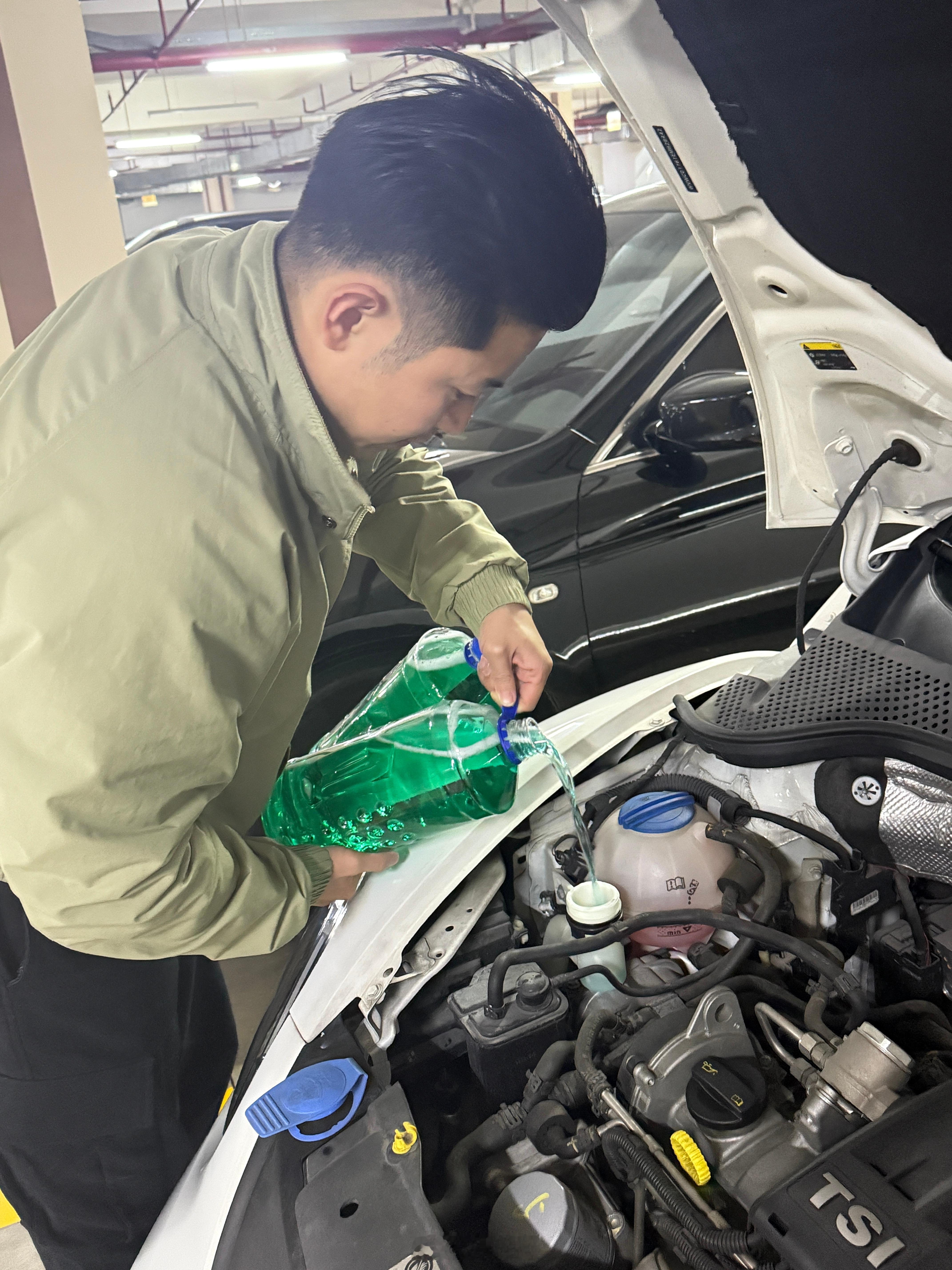 旅蛙来给我车加玻璃水，让我拿一下后备箱的漏斗我瞬间破案说那个丑东西是你放的？我扔