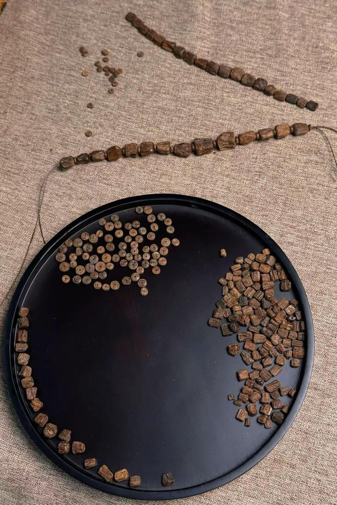 泥土埋养，岁月成香，富森红土随形手串。没有规整的弧度只有自然赋予的风骨，颗颗独一