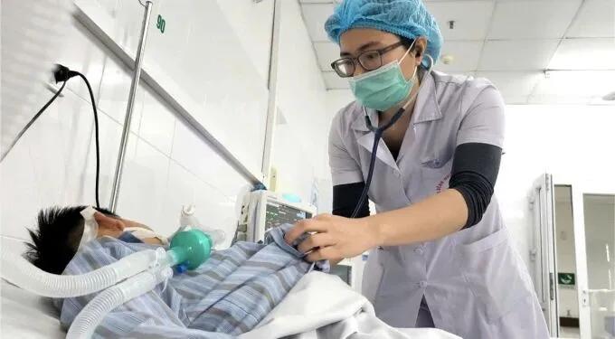 悲剧还是发了！一小男孩被村里的流浪狗咬了手，手上的伤口早就长好了，皮肤光滑得看不