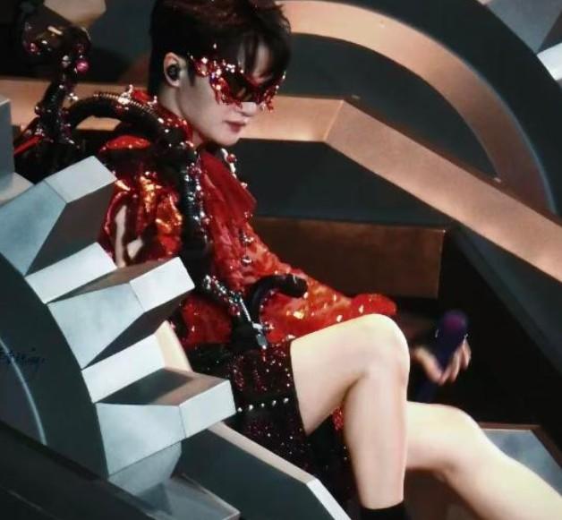 周深表演就因为一件衣服，险些被“骂”上热搜。
 
舞台着装很重要，花里胡骚确实让