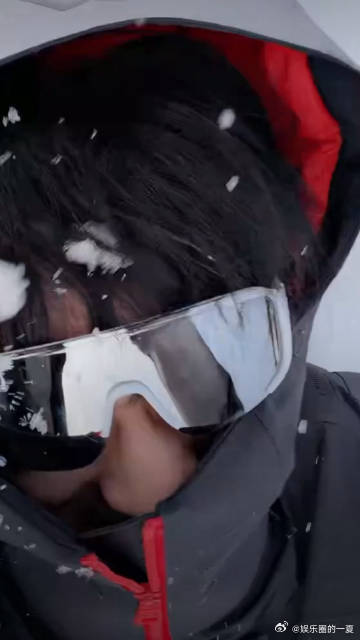 余宇涵 直播 余宇涵直播时的舞蹈秀简直封神！每一个动作都精准卡点，力度和节奏把握