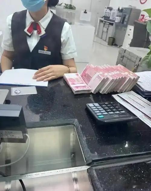 去银行发现柜台全是中年人，年轻柜员越来越少！行业早已告别靠颜值揽客的时代
 
不