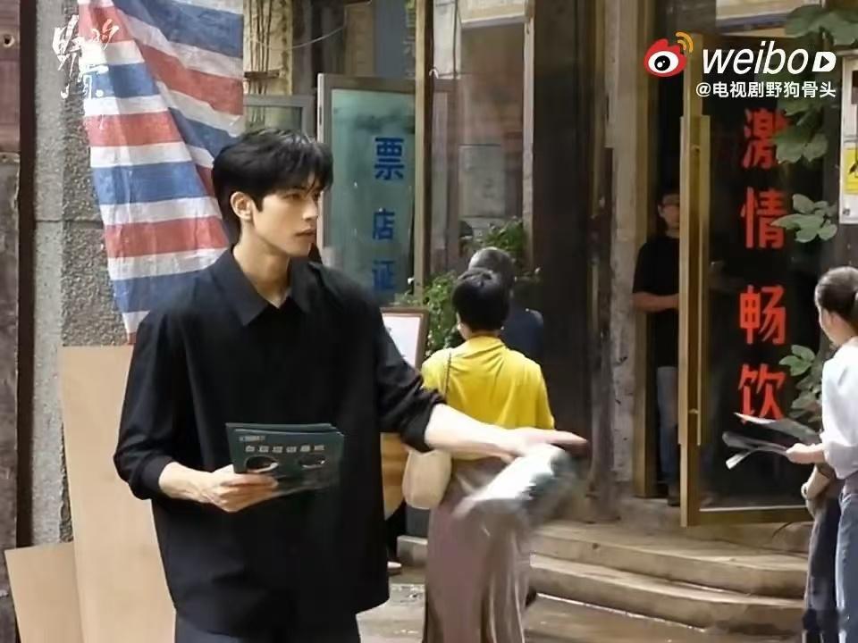 张婧仪宋威龙一款古早味cp谁看了不期待！《野狗骨头》里张婧仪宋威龙古早同框，氛围