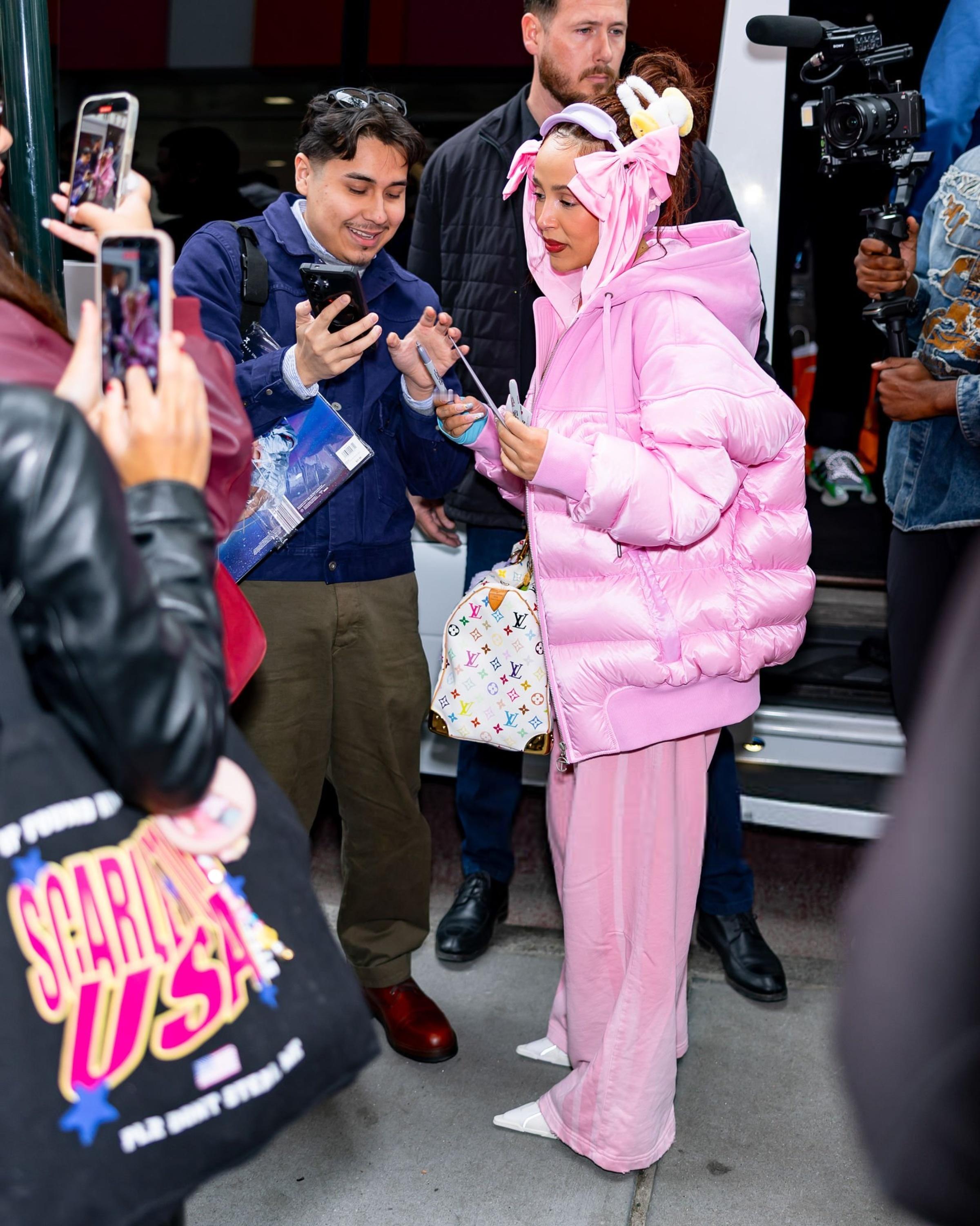 粉色猫猫 Doja Cat 纽约街拍： 