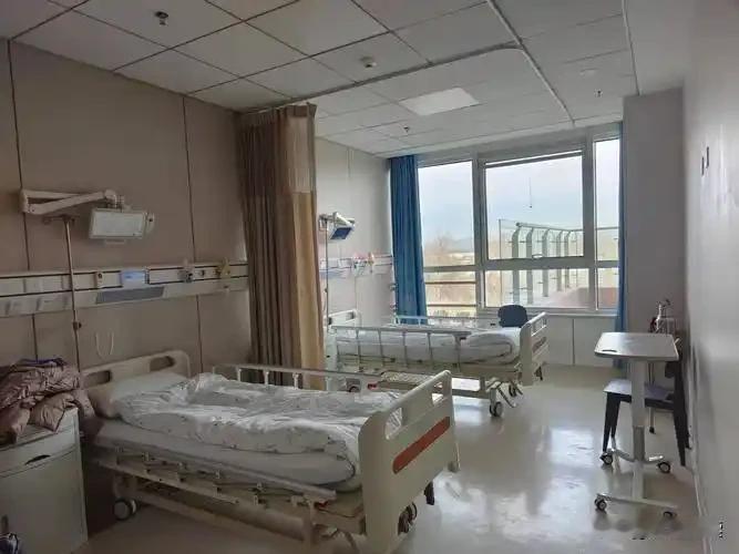 今天听人讲了这样一件事，一个老头在医院快不行了，这辈子最后一个念想，就是见一眼在