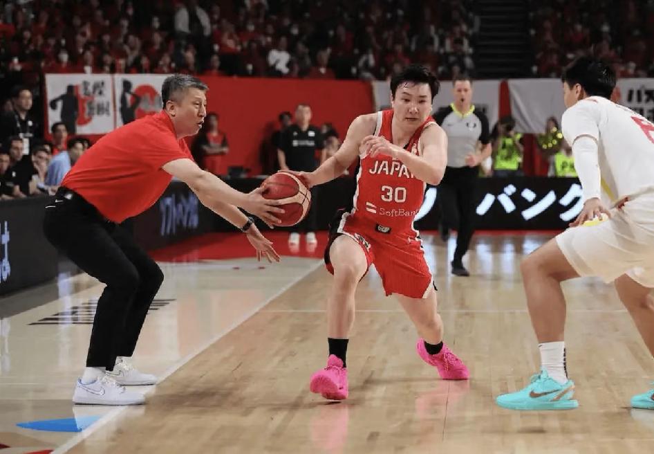 郭士强指导抢断+1🤣

一开始裁判没看清，判给我们球权，然后对面着急了想挑战，