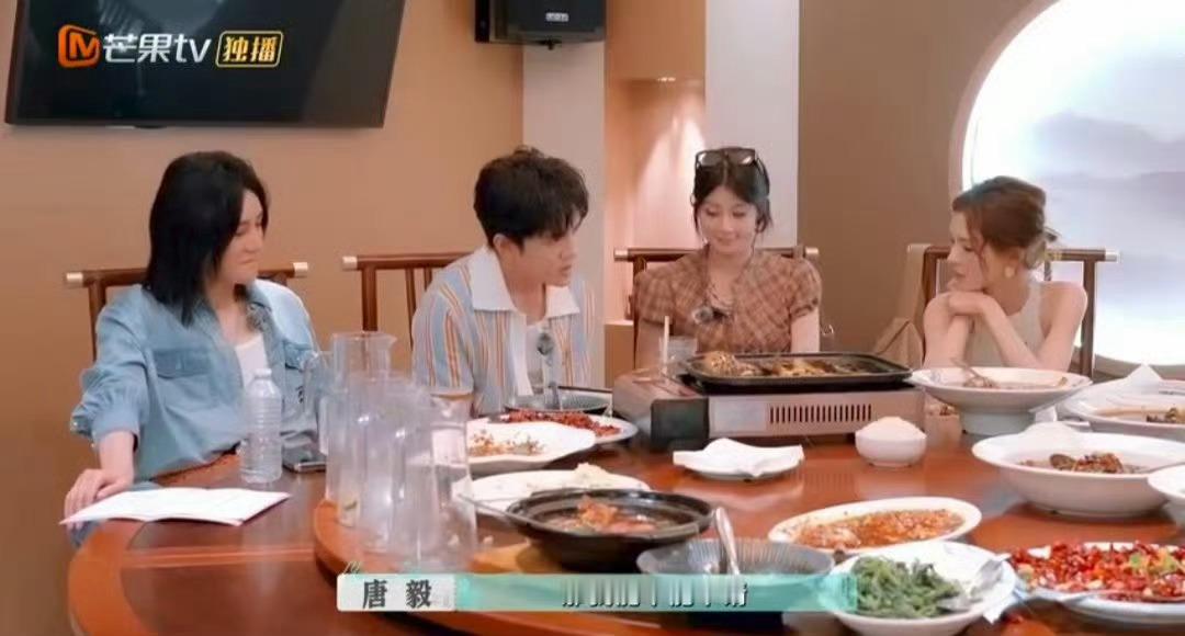 颜安说海鸥后天再飞出来 尚雯婕随口一cue，颜安光速响应，这对搭档的互动简直是互