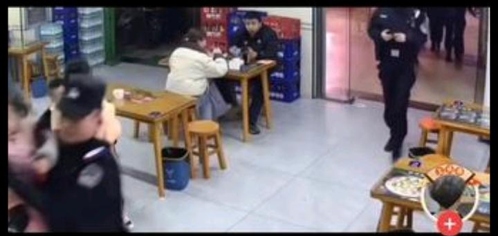 现在的小孩也真的不好骗。
一个才两岁多的小女孩，她的压岁钱被妈妈连哄带骗的没收了