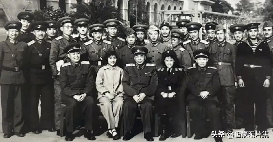 1948年，14岁的陶玉玲为减轻家庭负担，谎报年龄考入华东军政大学文艺系。入学时