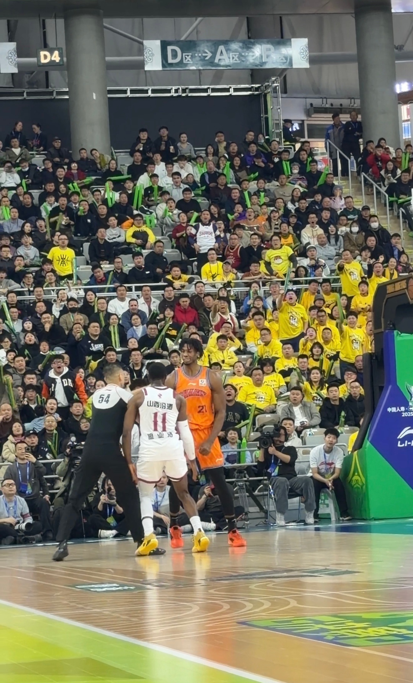 CBA杯决赛上海vs山西哥俩干起来了… 呼和浩特·内蒙古体育馆