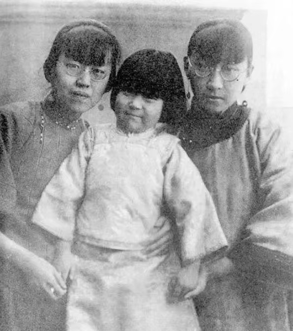 【来自投稿】儿时的张爱玲和姑姑张茂渊（左）、母亲黄逸梵（右）的合影 