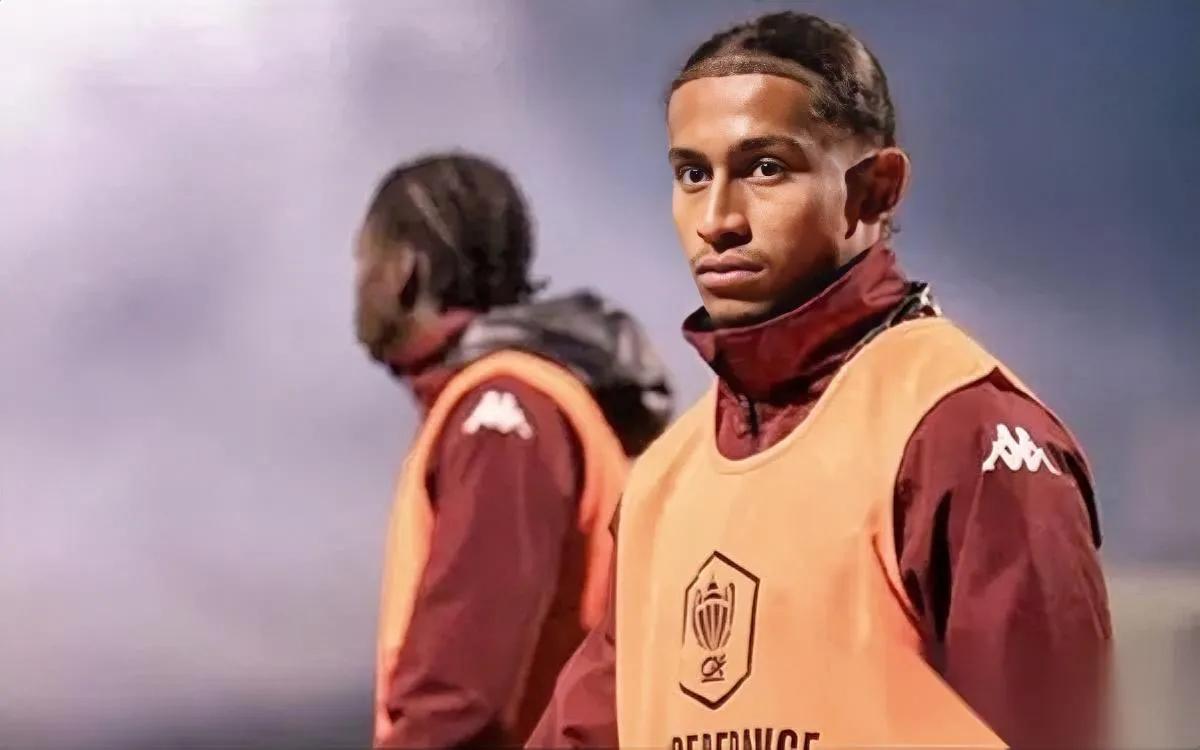 跨年夜的酒吧火灾，带走了40条命。

其中还有个19岁的男孩——

他叫塔希里斯