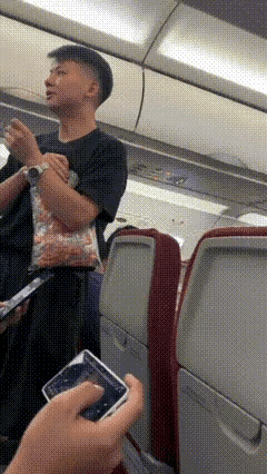 这个黑体恤男给大家免费派送耳塞这一幕，令人感动！
在飞机上给大家免费送耳塞的黑体