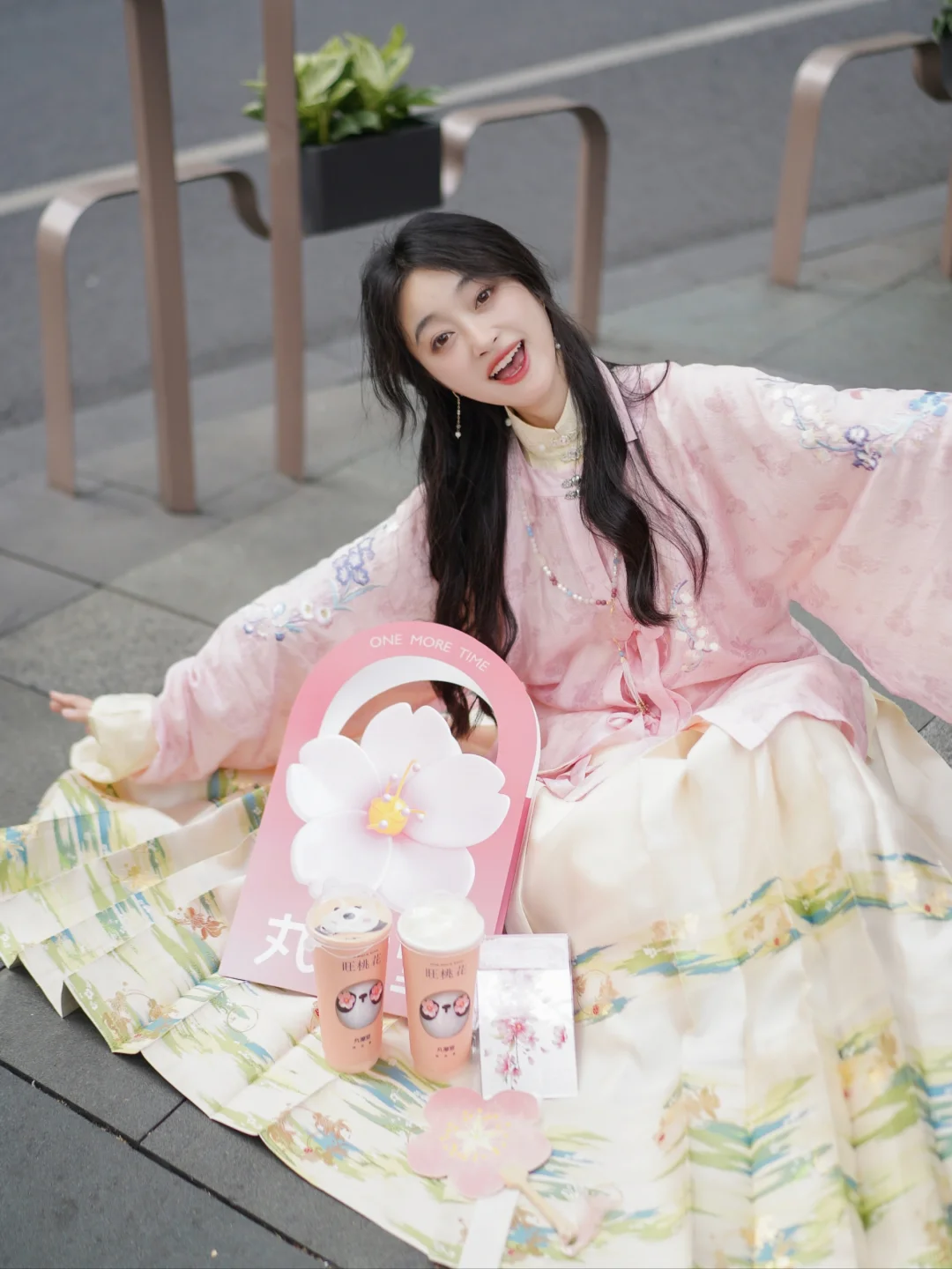 大明少女和春日共饮十里桃花