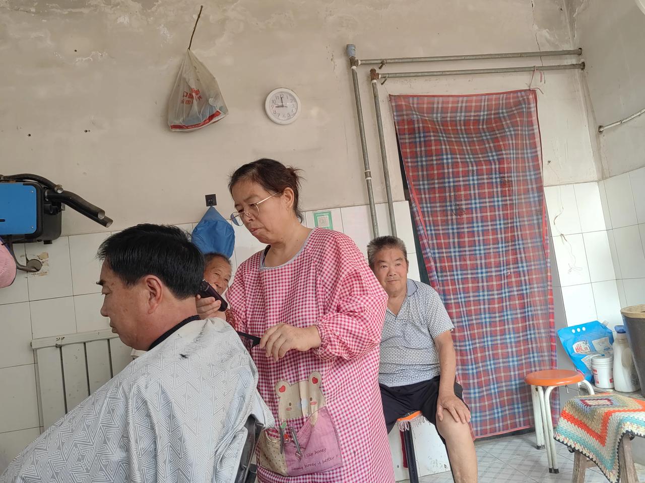 今天是农历7月13，后天就是上坟烧纸的日子，我吃了早饭就去集上买了30块钱的烧纸