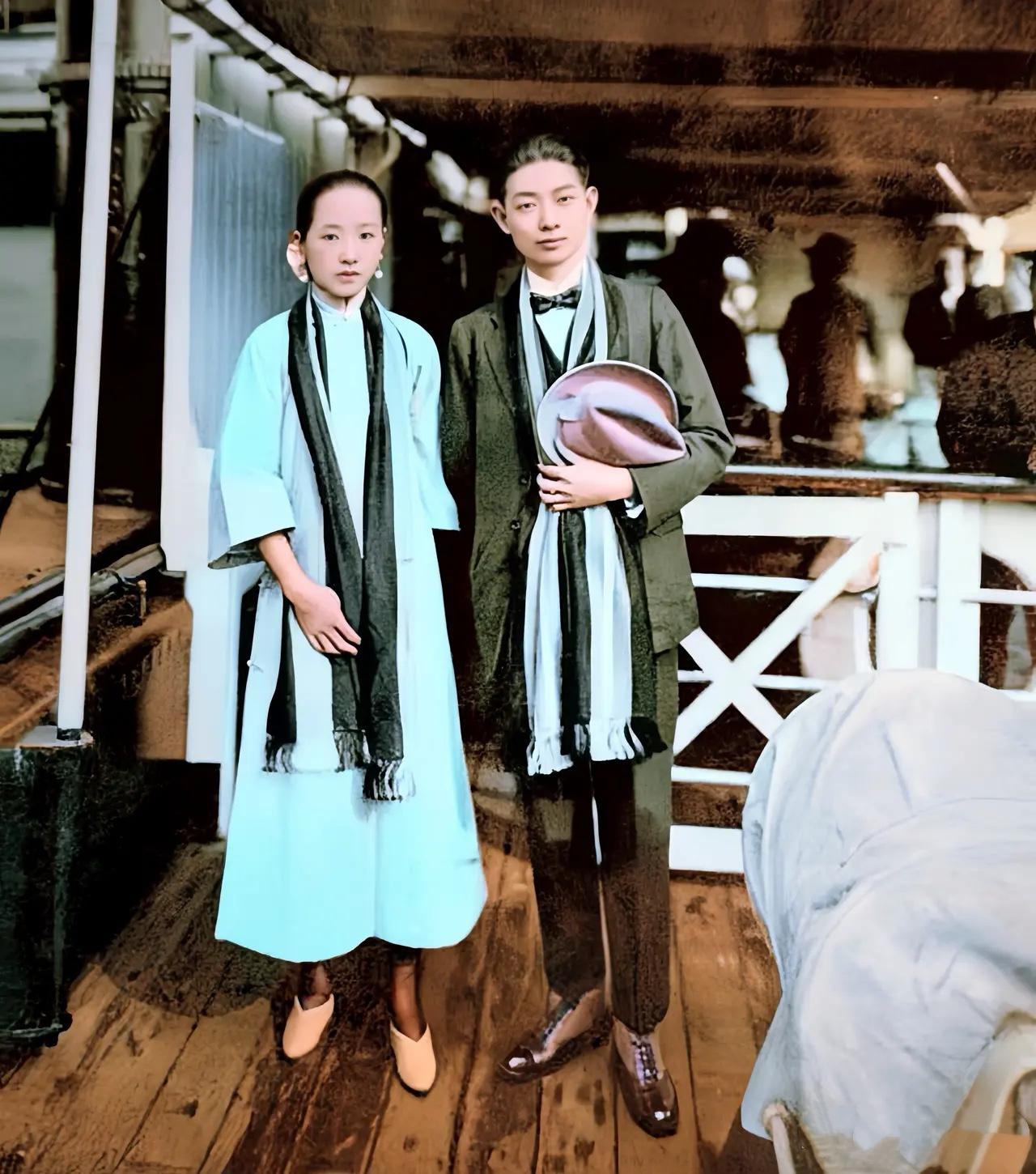 1919年，梅兰芳与原配王明华在赴海外演出游轮上的一张留影，王明华原本也是梨园中
