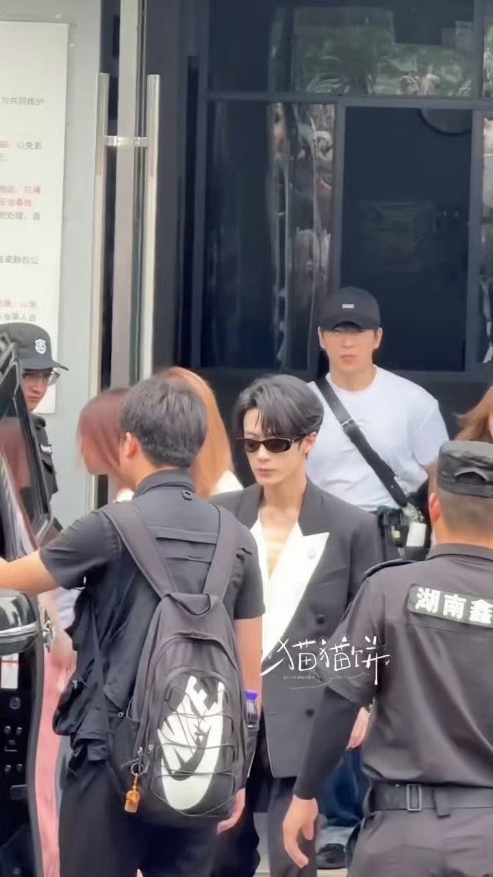 檀健次出席芒果春夏生长大会，大佬出街🕶 