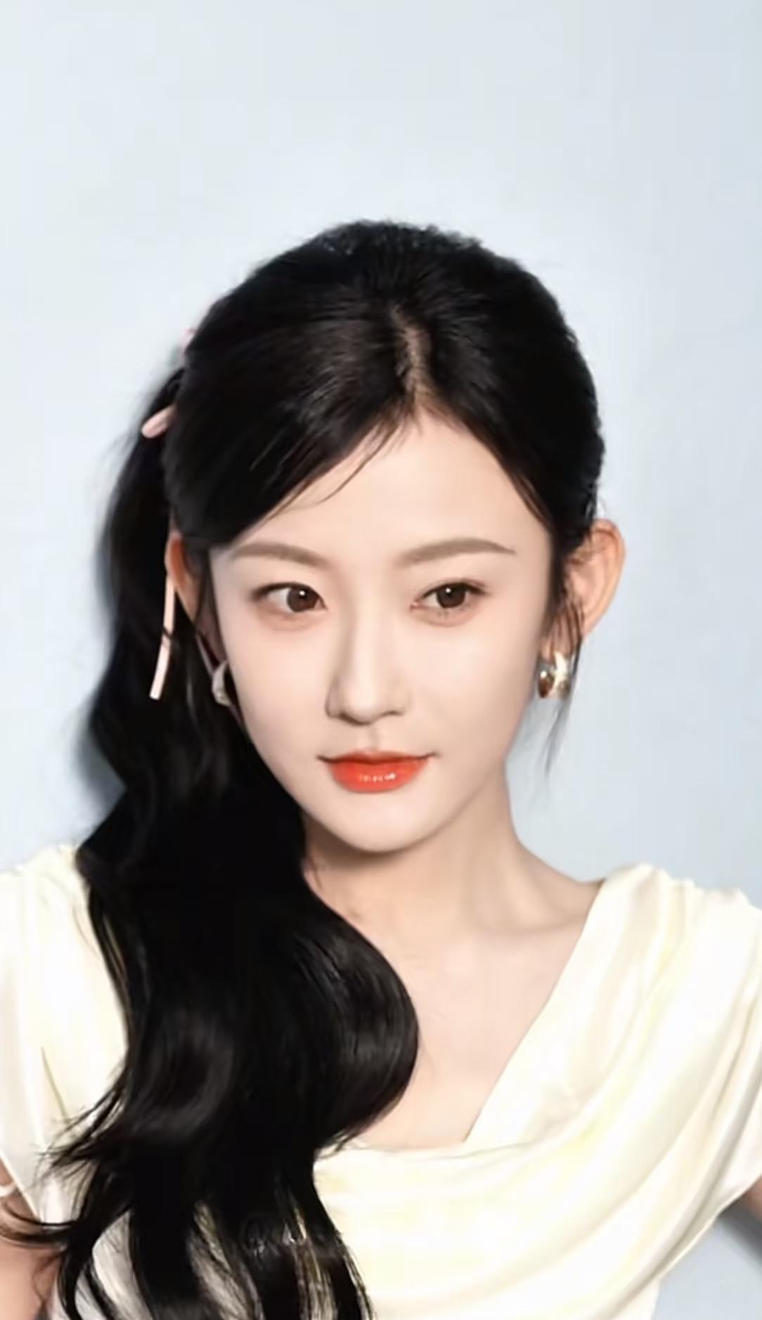 早料到韩雨桐会塌房，可没想到能崩得这么彻底。

古装剧里穿粗布衣裳演村姑，手上却