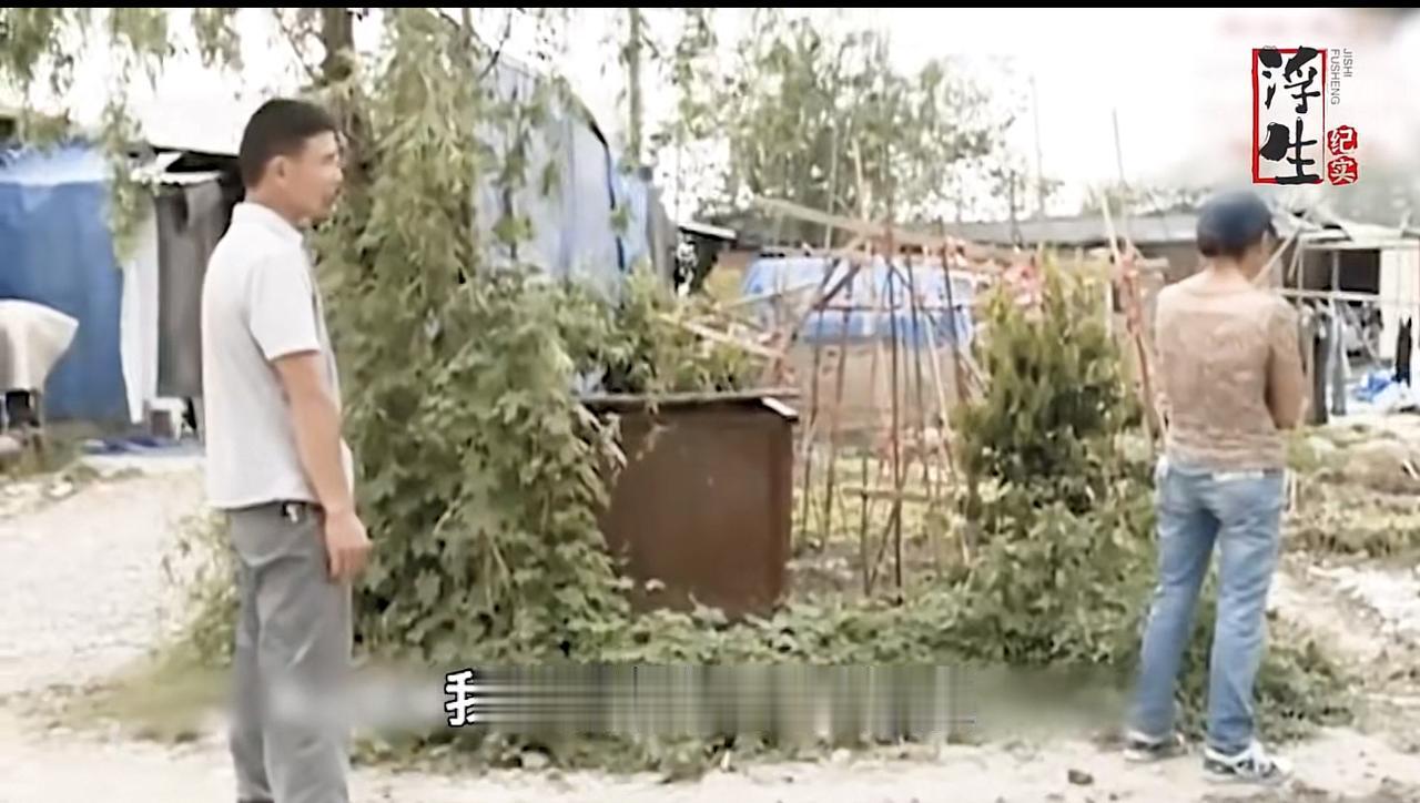毒打前妻14年，落魄后当众下跪求复婚，然后说：“以后下手轻一点”。

李明国和周