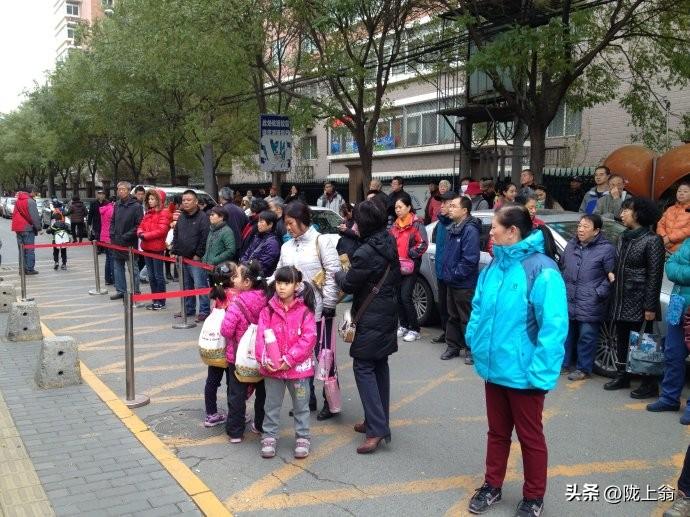 中国为什么是世界上最安全的国家因为我们的孩子，都会有家长接送