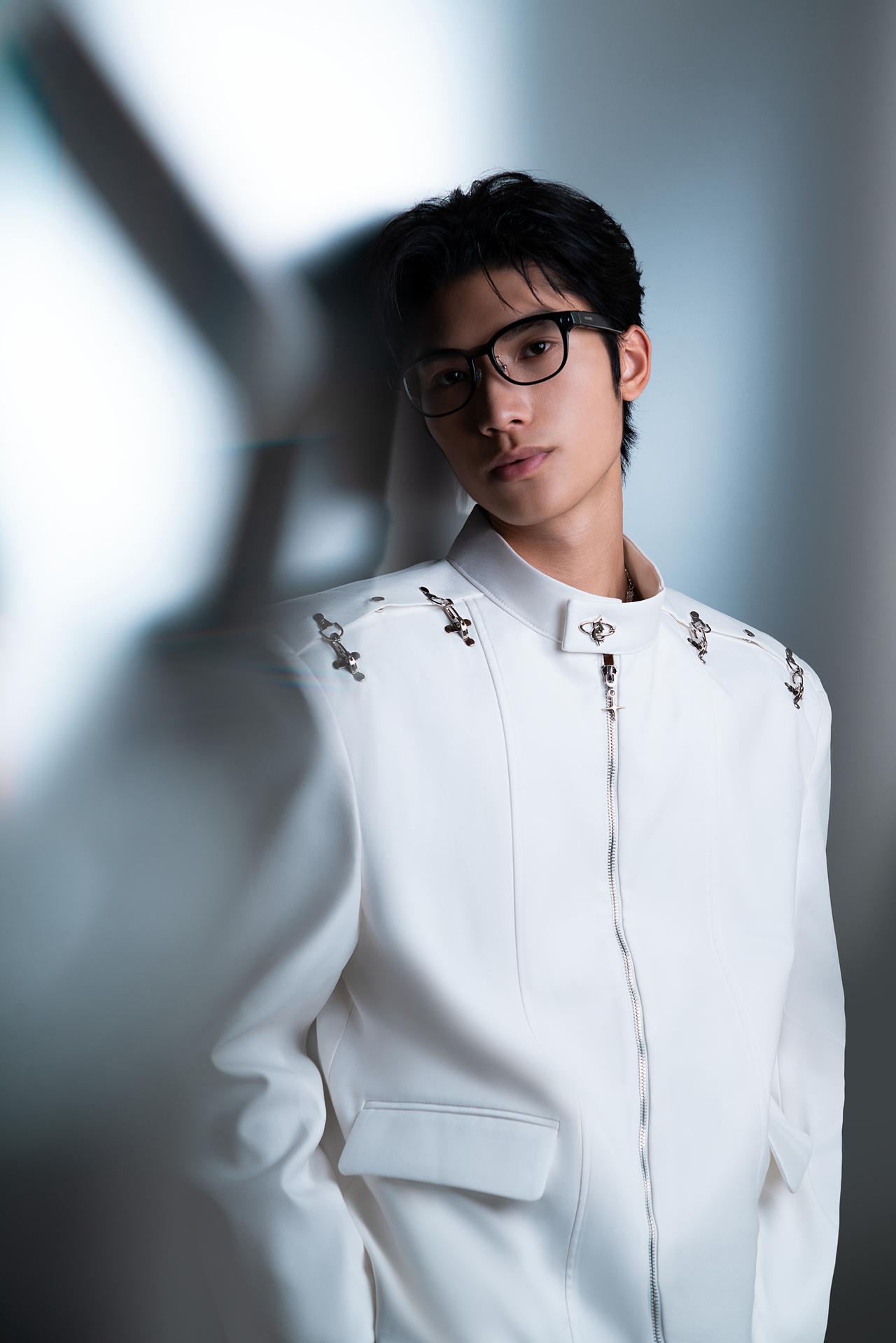 今日，全新华为 AI 眼镜正式登场！作为华为首款鸿蒙AI眼镜，它配备行业领先的影