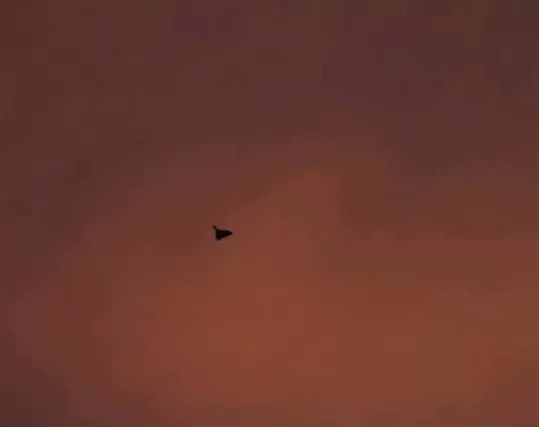 乌版“天竺葵：昨夜今晨，乌斯季-卢加油港再次遭到乌克兰自杀式无人机袭击，这些无人