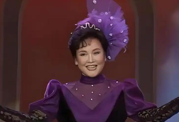 当@李谷一的声音响起，才是完整的中国年
 
除夕夜，全家围坐电视机前，饺子飘香、