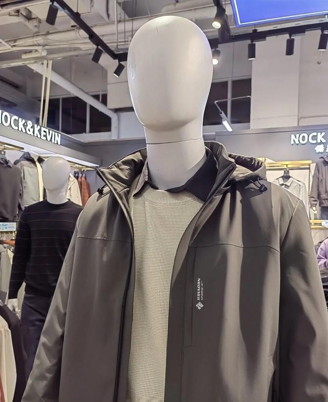 最近逛商场，有没有觉得现在的假人模特都不带脸了？想当年，这些模特刚出来那会儿，真